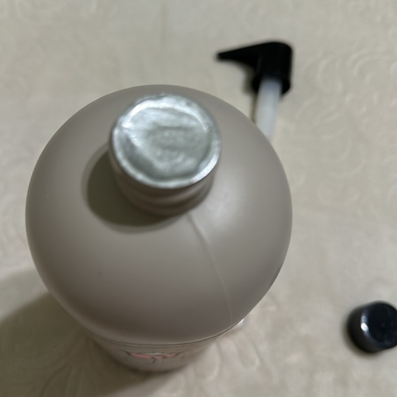 Tulipia Pink Vanilla Cream Volumizing Shampoo- new, sealed - Picture 2 of 2